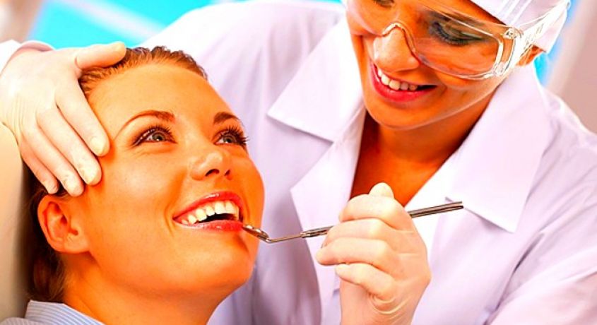 Профессиональная чистка полости рта с помощью скалера, удаление зубного камня и налета, полировка зубов о скидкой 78%.