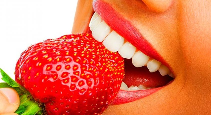 Мы подарим Вам красивую улыбку! Лечение кариеса и ультразвуковая чистка зубов со скидкой 61% от клиники «Улыбка Плюс».
