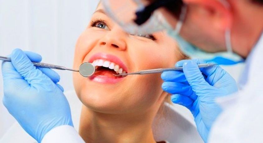 Мы подарим Вам красивую улыбку! Лечение кариеса и ультразвуковая чистка зубов со скидкой 61% от клиники «Улыбка Плюс».