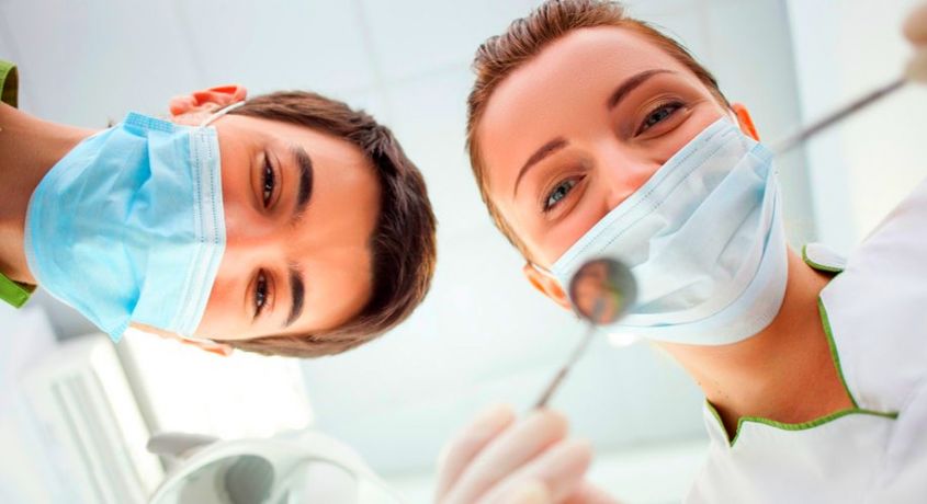Скажем "Нет" зубным проблемам! Установка металлокерамической коронки со скидкой 50% от клиники «Улыбка Плюс».