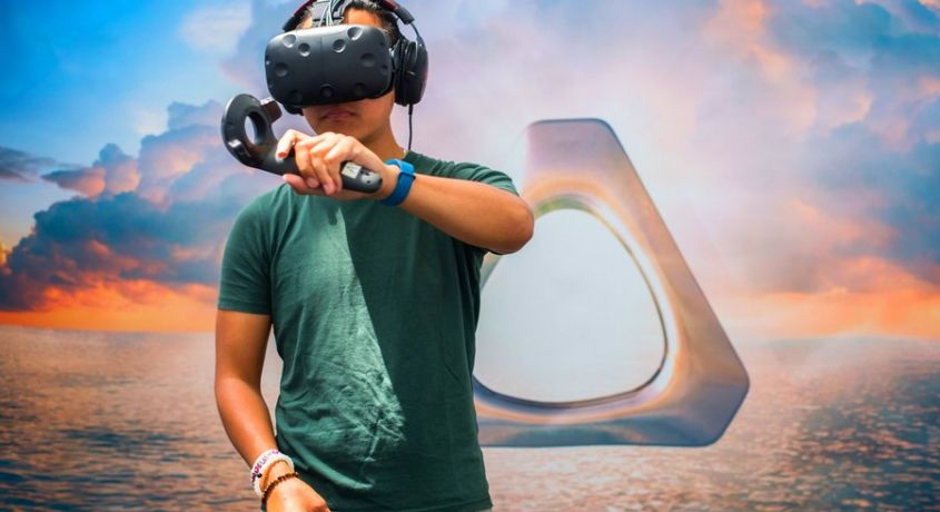 Игры в шлемах HTC Vive для 2-х человек на целый час со скидкой 50% в первом клубе виртуальной реальности «ГОЛОКРОН».