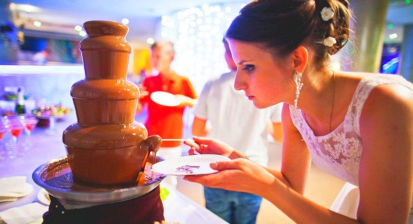 Вкус и наслаждение! Скидка 50% на заказ маленького шоколадного фонтана от праздничного агентства «Шоколадная мечта».