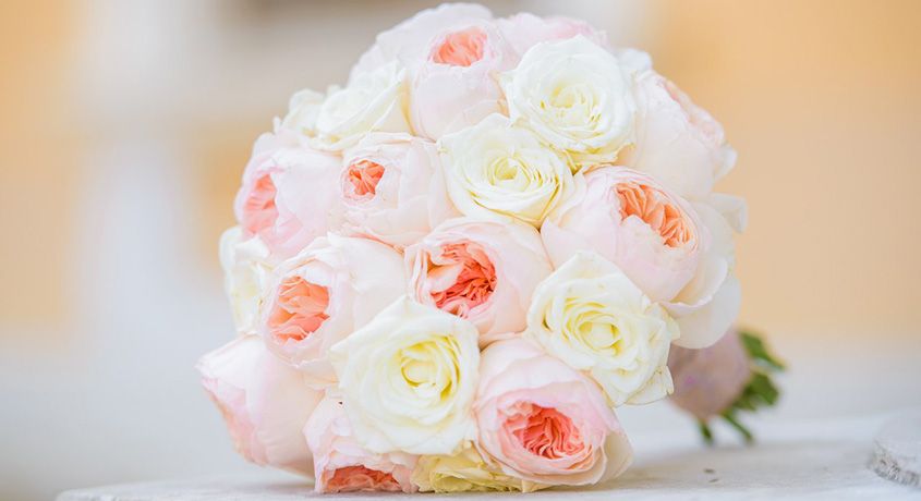 Один из главных трендов свадебной моды! Свадебный монобукет невесты из пионов или роз со скидкой 50%.