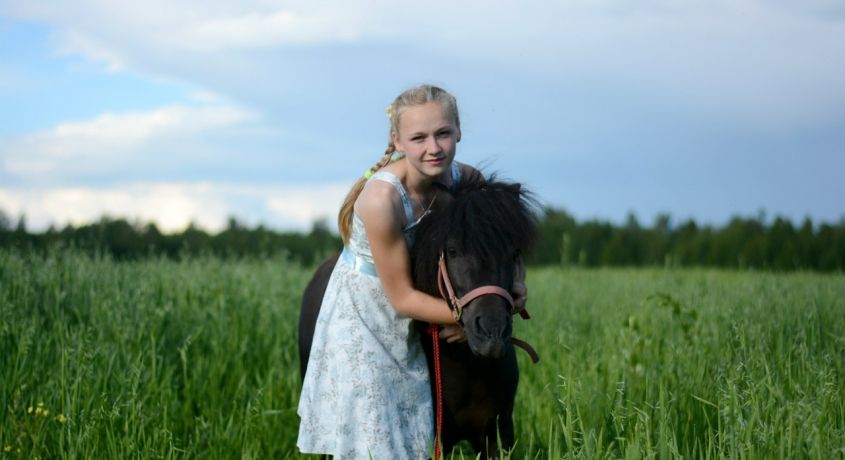 Фотосессия с лошадьми в стиле Ивана Купала, а также прохождение детского квеста «В поисках пони» со скидкой 50%.