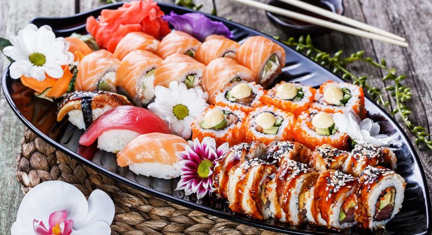 Вкуснейшие суши и роллы в городе! Скидка 50% на сеты от компании по доставке японской кухни «Фудзи».