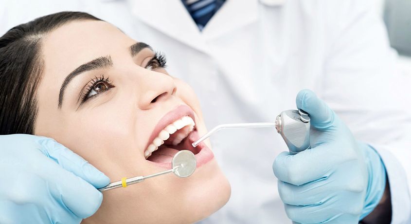 Улыбка без забот! Скидка 55% на профессиональную гигиену полости рта от стоматологического центра «Улыбка».