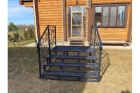 Металлические лестницы для крыльца загородного дома с перилами