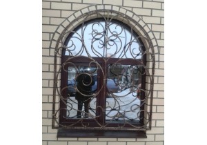 Кованая решетка на круглое окно