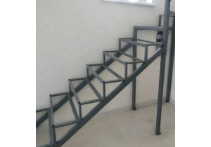 Лестница из металлокаркаса