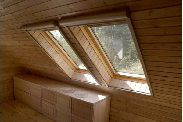 Монтаж деревянного мансардного окна