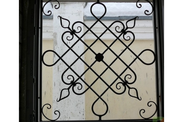 Решетка из металла на окно