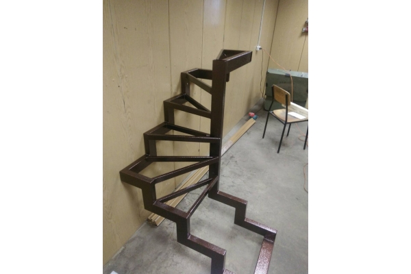 Забежная лестница на металлокаркасе