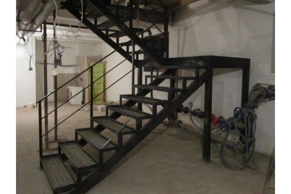 Техническая лестница в подвал