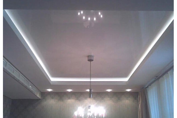Натяжной потолок с подсветкой по периметру с дизайном