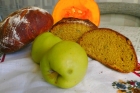 Тыквенный хлеб с шафраном и яблоками