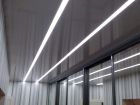 Натяжной потолок со световыми линиями глянцевый