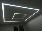 Натяжной потолок со световыми линиями тканевый