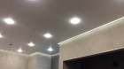 Одноуровневый натяжной потолок с подсветкой 