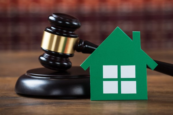 Когда необходима помощь жилищного юриста?