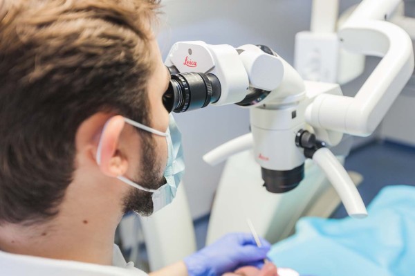 Что такое лечение зубов под микроскопом?