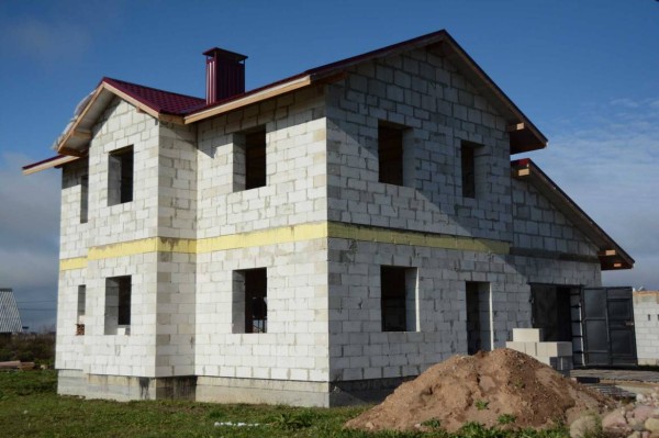 Преимущества и недостатки строительства домов из пеноблока