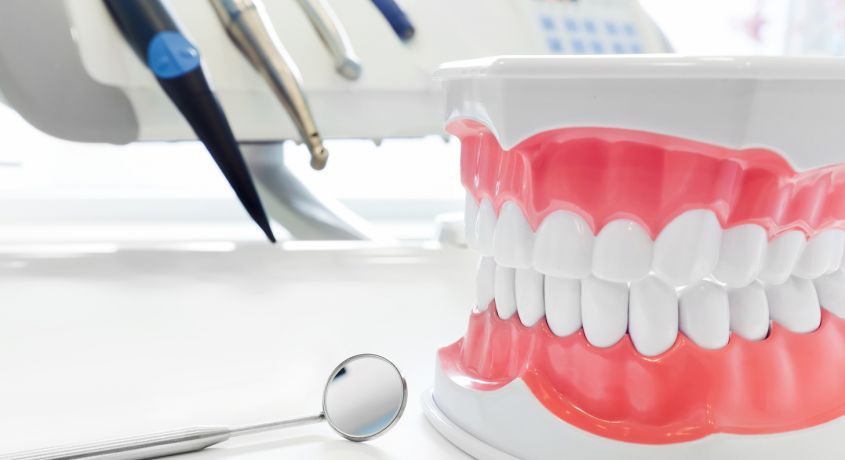 Скажи кариесу нет! Скидка 50% на лечение кариеса зубов от стоматологии «Династия».