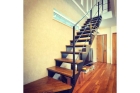Металлическая прямая лестница с деревянными ступенями