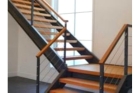 Каркас металлической лестницы с деревянными ступенями