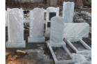 Мраморные памятники на кладбище