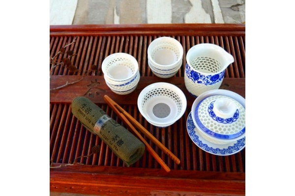 Чайный набор (белый с голубым узором)