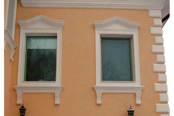 Монтаж декоративных элементов на окна