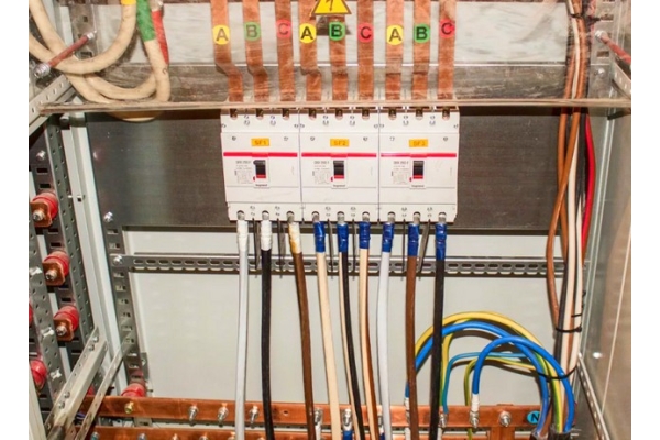 Заводка кабелей питающей сети ( сеч. 25-35 мм2 ) в щите 