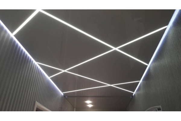 Натяжной потолок со световыми линиями с рисунком