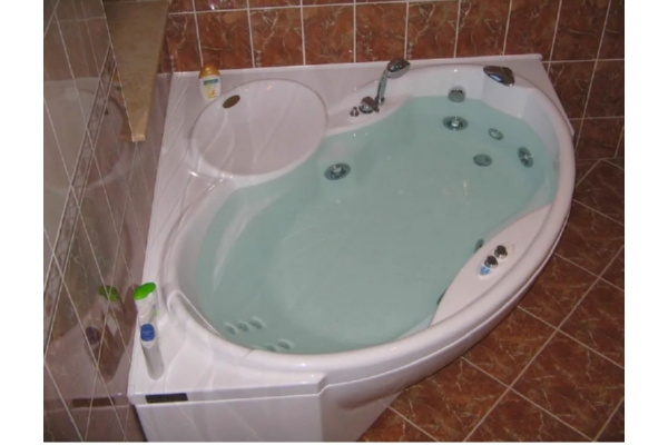 Установка угловой ванны с гидромассажем