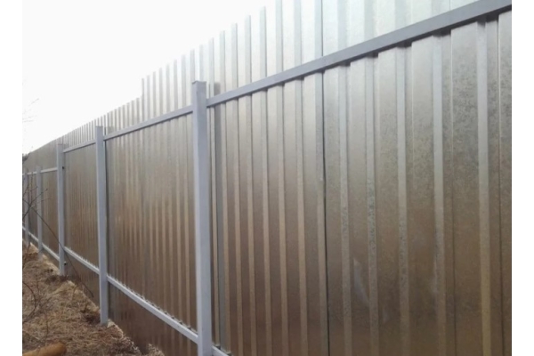 Оцинкованный забор из профлиста 2 м С8 с калиткой и воротами