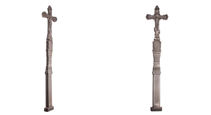 Готический кладбищенский крест — зловещий вход