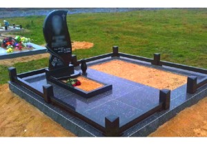 Установка гранитного памятника на кладбище