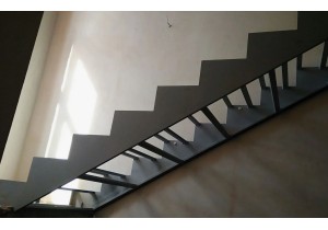 Каркас лестницы сдвоенном косоуре из листа металла