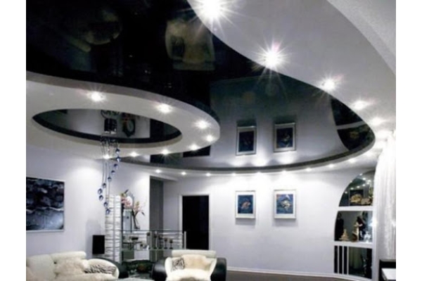 Черно-белый двухуровневый натяжной потолок 