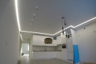 Парящий натяжной потолок с подсветкой на кухню