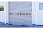 Рулонные ворота для гаража с дверью